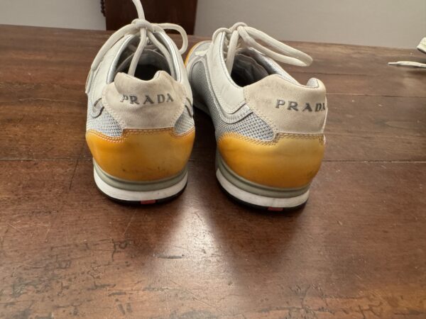 Prada, scarpa iconica da barca in vernice gialla e tessuto tecnico grigio Taglia 9,5 UK - immagine 4